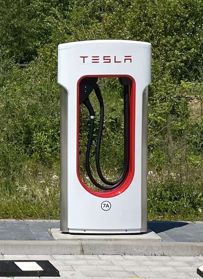 Tesla Supercharger V2 Ladesäule mit zusätzlichem CCS Kabel