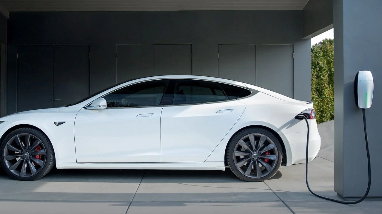 Weiße Tesla Sitze reinigen: Pflegetipps und Versiegelung - Teslawissen