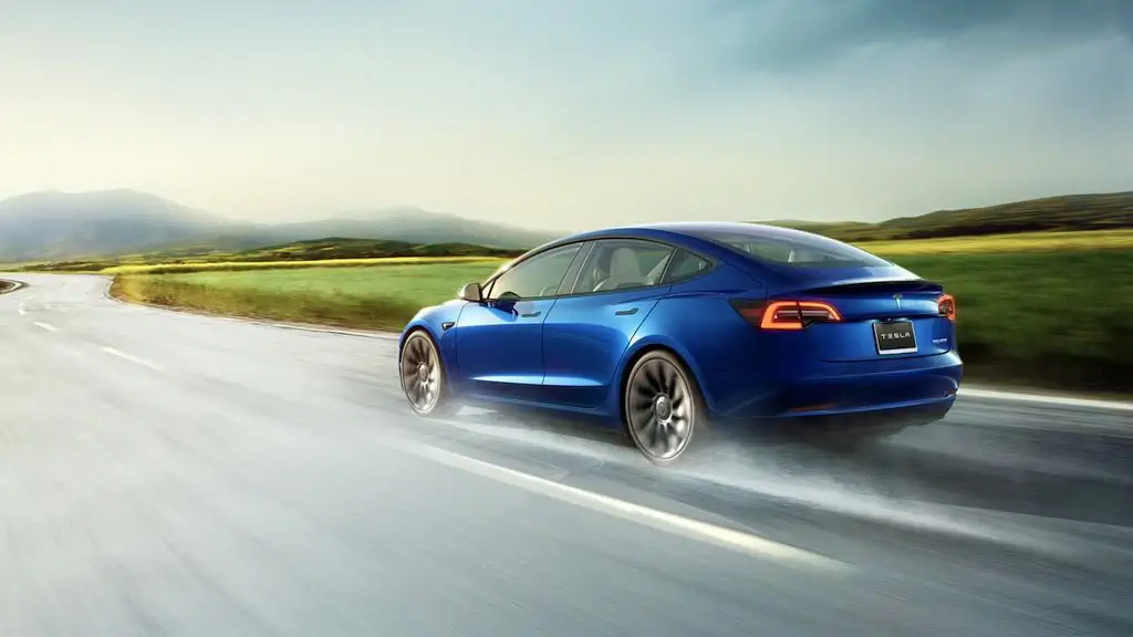 Tesla Model 3 blau