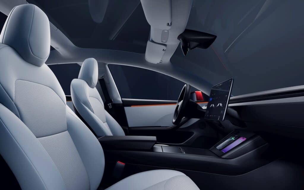 Tesla Model 3 Facelift Highland Innenraum mit belüfteten Sitzen.