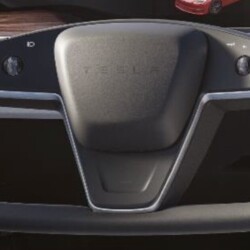 Links sind die Knöpfe für den Blinker besser sichtbar - Bildquelle: Tesla Tesla Model S 2021 Plaid Lenkrad Blinker Knöpfe